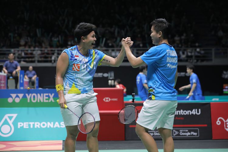 Ganda putri Indonesia Apriyani/Fadia menembus semifinal Malaysia Open 2022 dengan mengalahkan pasangan nomor 1 dunia Chen Qing Chen/Jia Yi Fan (China), Jumat (1/7/2022).