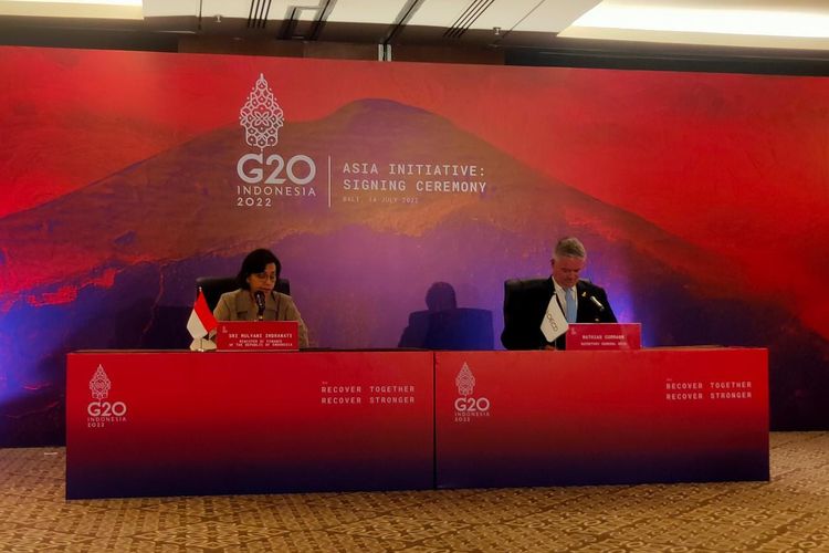 Menteri Keuangan Sri Mulyani Indrawati dan Sekretaris Jenderal Organisation for Economic Co-operation and Development (OECD) saat penandatanganan Bali Declaration di Bali pada Kamis (14/7/2022).