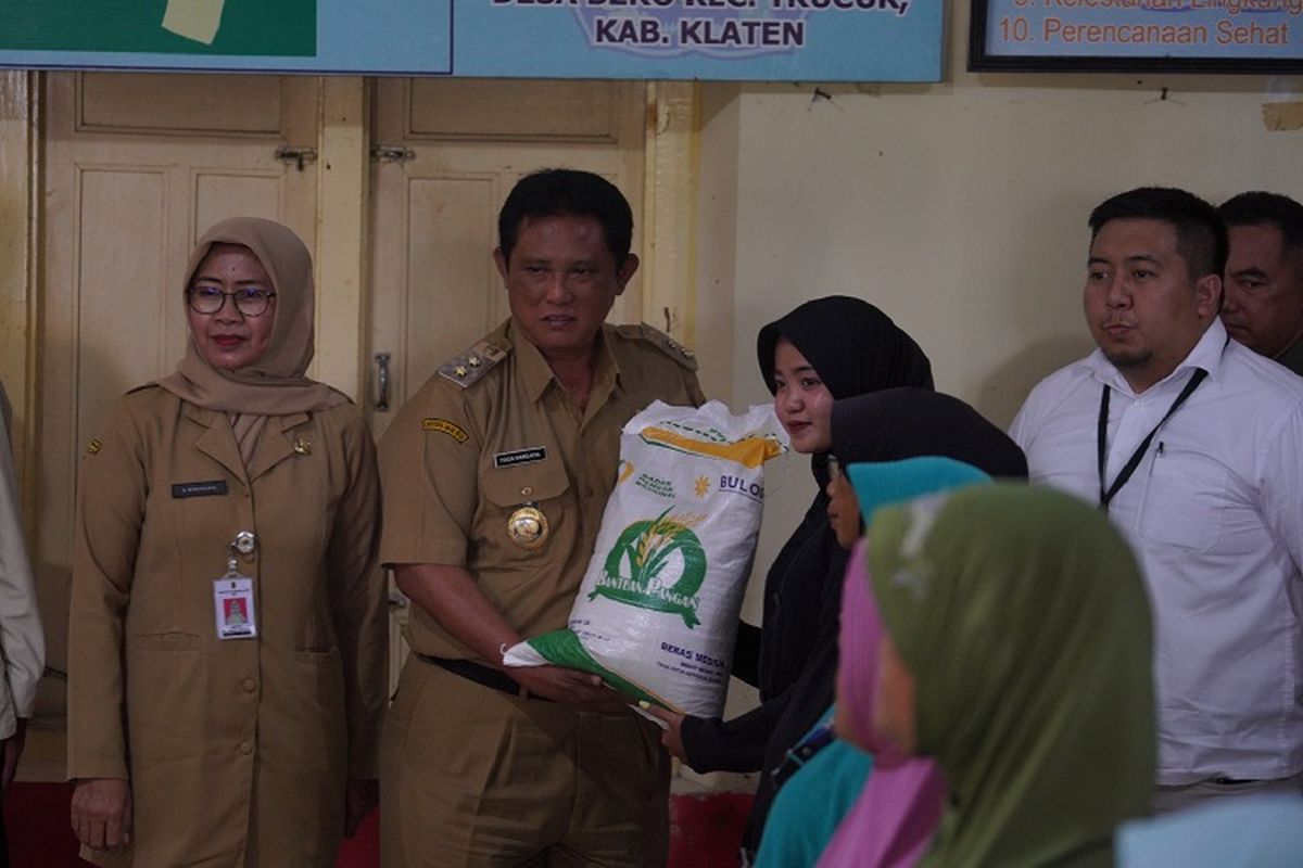 Pemkab Klaten menyalurkan bantuan berupa 10 kg beras di Desa Bero, Kecamatan Trucuk, Klaten, Jateng, Senin (11/9/2023). 