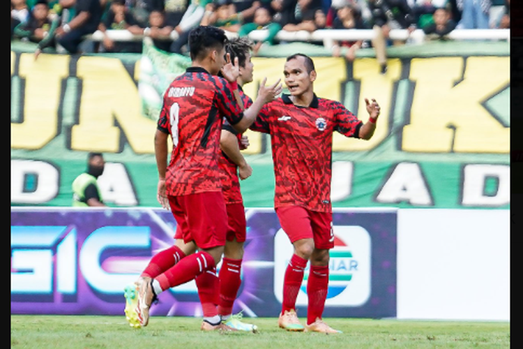 Para pemain Persija Jakarta saat melawan Persebaya Surabaya di Stadion Gelora Bung Tomo, Minggu (18/6/2023) yang berakhir 2-2. Terkini, Persija menderita kekalahan 1-2 dari RANS Nusantara FC di Stadion PTIK, Rabu (21/6/2023). 