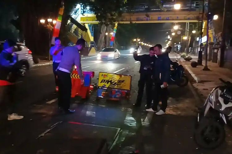Minim Penerangan, Pemotor Kritis usai Tabrak Barrier Proyek Galian Kabel Bawah Tanah di Jalan Merdeka