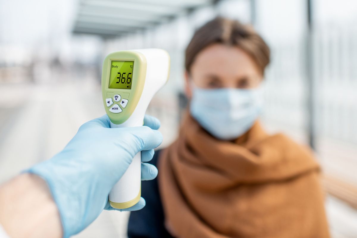 Ilustrasi pengukuran suhu tubuh dengan termometer inframerah atau thermo gun untuk cegah penularan virus corona penyebab Covid-19.