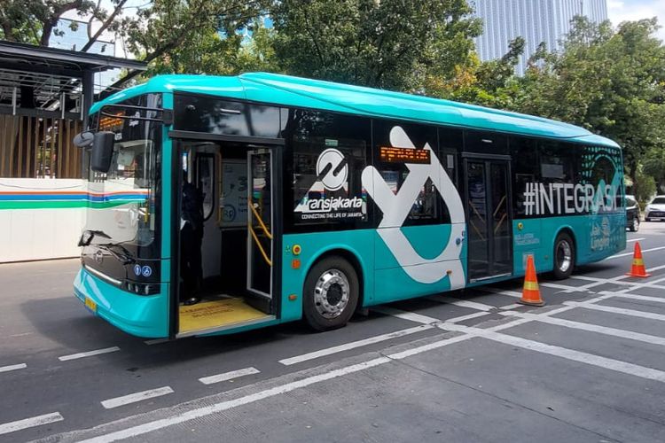 Bus Transjakarta bertenaga listrik di Jakarta.