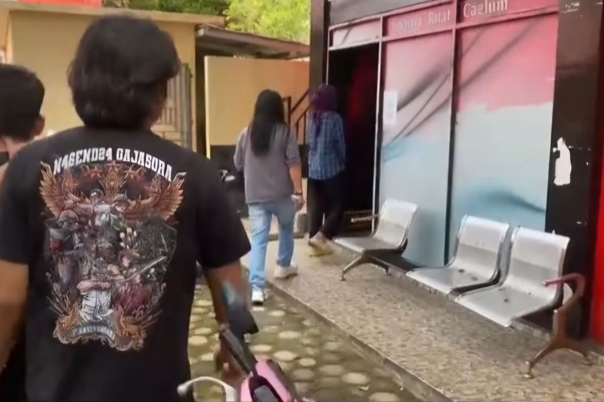 ST Kholila Oktavia, saat digiring ke ruang Satreskrim Polres Bengkulu Selatan. 