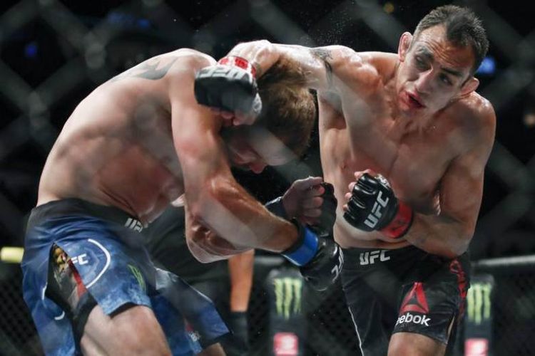 Tony Ferguson (kanan) mengalahkan Donald Cerrone