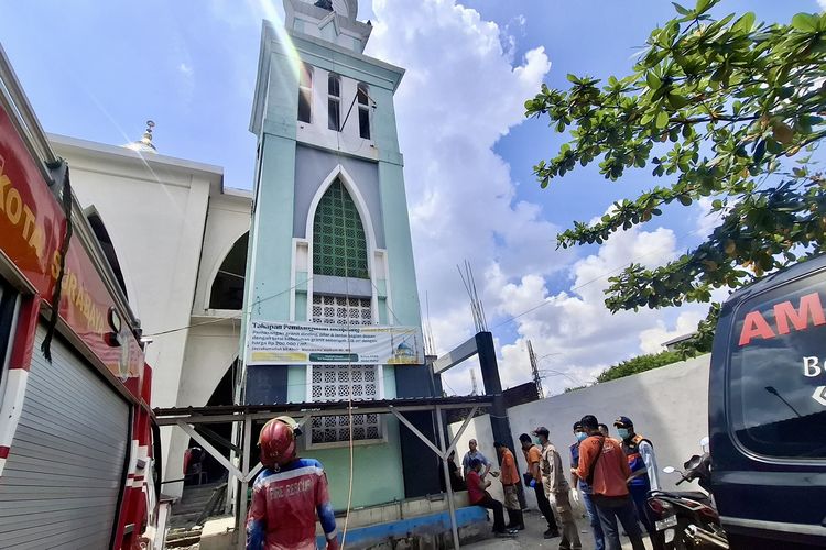 Pria Tanpa Identitas Ditemukan Tewas Tergantung di Menara Masjid Surabaya