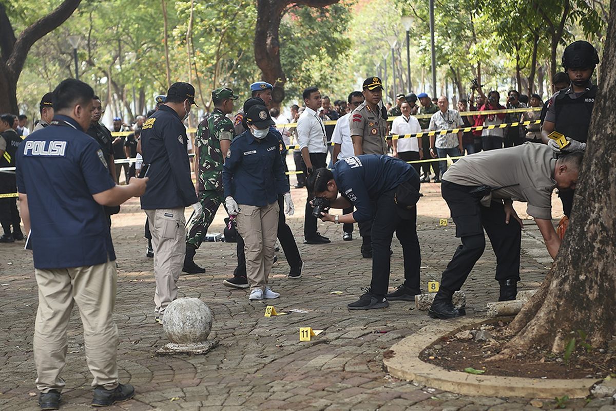 Anggota Labfor Mabes Polri mengumpulkan barang bukti di TKP ledakan di kawasan Monas, Jakarta, Selasa (3/12/2019). Ledakan diduga berasal dari granat asap terjadi di kawasan Monas pada Selasa pagi dan diketahui melukai dua orang anggota TNI.