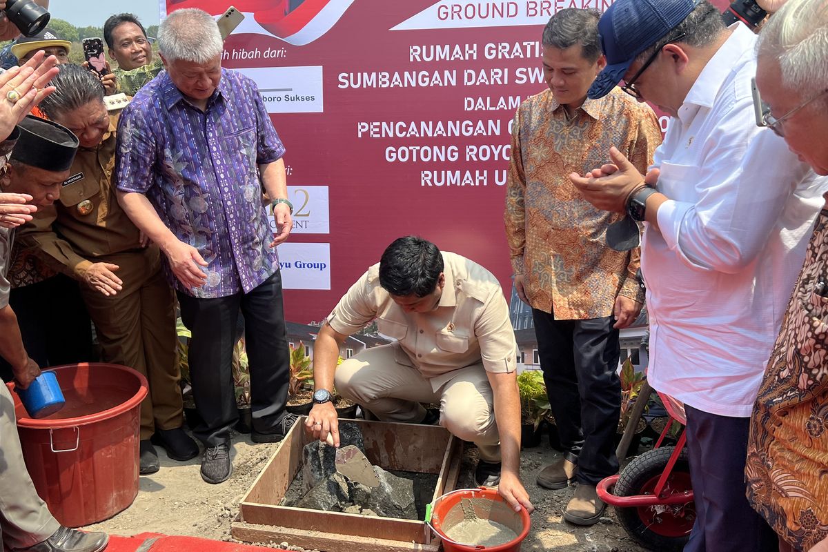 Menteri Pekerjaan Umum dan Kawasan Permukiman (PKP) Maruarar Sirait telah memulai peletakan batu pertama rumah gratis bagi masyarakat berpenghasilan rendah (MBR) di Desa Sukawali, Kecamatan Pakuhaji, Kabupaten Tangerang, Provinsi Banten, Jumat (1/11/2024).

Menteri yang karib disapa Ara terlihat didampingi sejumlah pihak yakni Bos Agung Sedayu Group atau ASG Sugianto Kusuma alias Aguan, Wakil Menteri (Wamen) PKP Fahri Hamzah, Penjabat (Pj) Gubernur Banten Al Muktabar, Komisaris Utama PT Bumi Semboro Sukses Antonio, dan masih banyak lagi.

Dalam seremonial tersebut, Ara terpantau mengaduk campuean pasir dan semen seraya meminta doa restu untuk menyukseskan program tiga juta rumah kepada sejumlah tamu yang hadir.