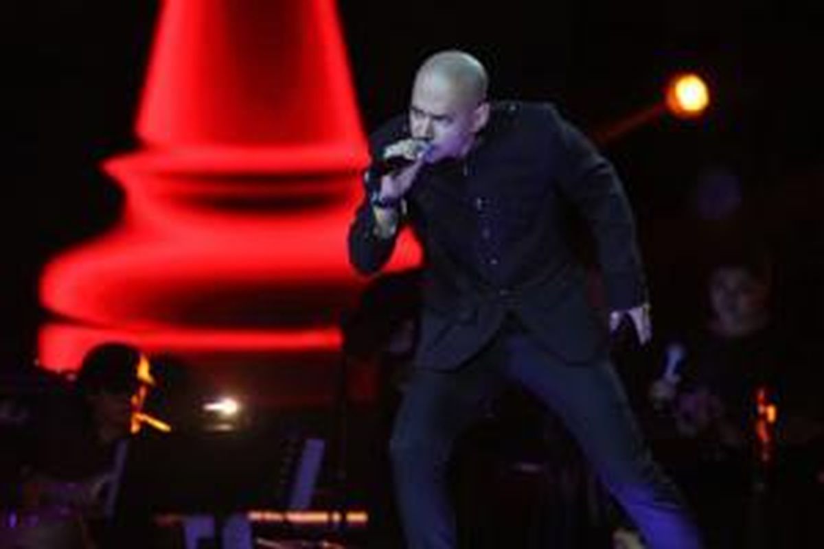 Husein Alatas, finalis Indonesian Idol 2014, tampil dalam Spektakuler Show 12 Indonesian Idol 2014 di Studio 8 RCTI, Kebon Jeruk, Jakarta Barat, Jumat (2/5/2014) malam. Husein masuk ke babak grand final kontes nyanyi itu bersama Nowela Elisabeth Mikhelia Auparay.