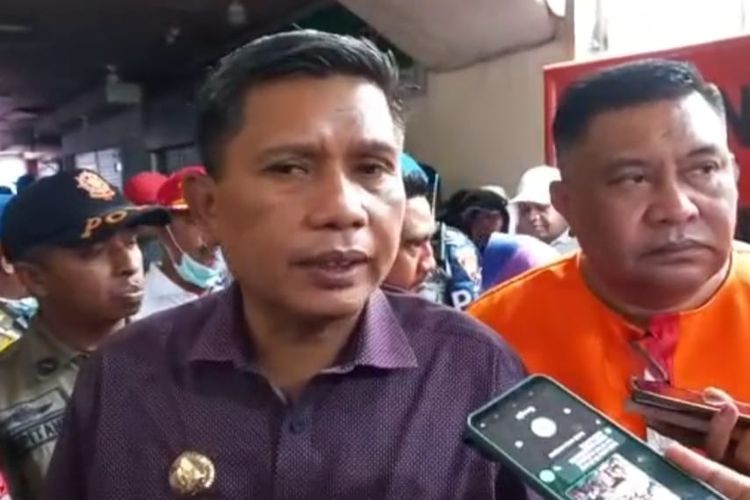 Penjabat Wali Kota Ambon Bodewin Wattimena didampingi Sekretaris kota Ambon Agus Ririmasse saat meninjau lokasi kebakaran di kawasan Mardika, Ambon, Jumat (9/12/2022)