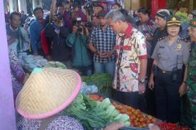 Gubernur Ganjar Pranowo mengecek harga kebutuhan pokok di Pasar Wage Purwokerto, Kamis (24/6/2015). Harga dapur sudah menurun. 