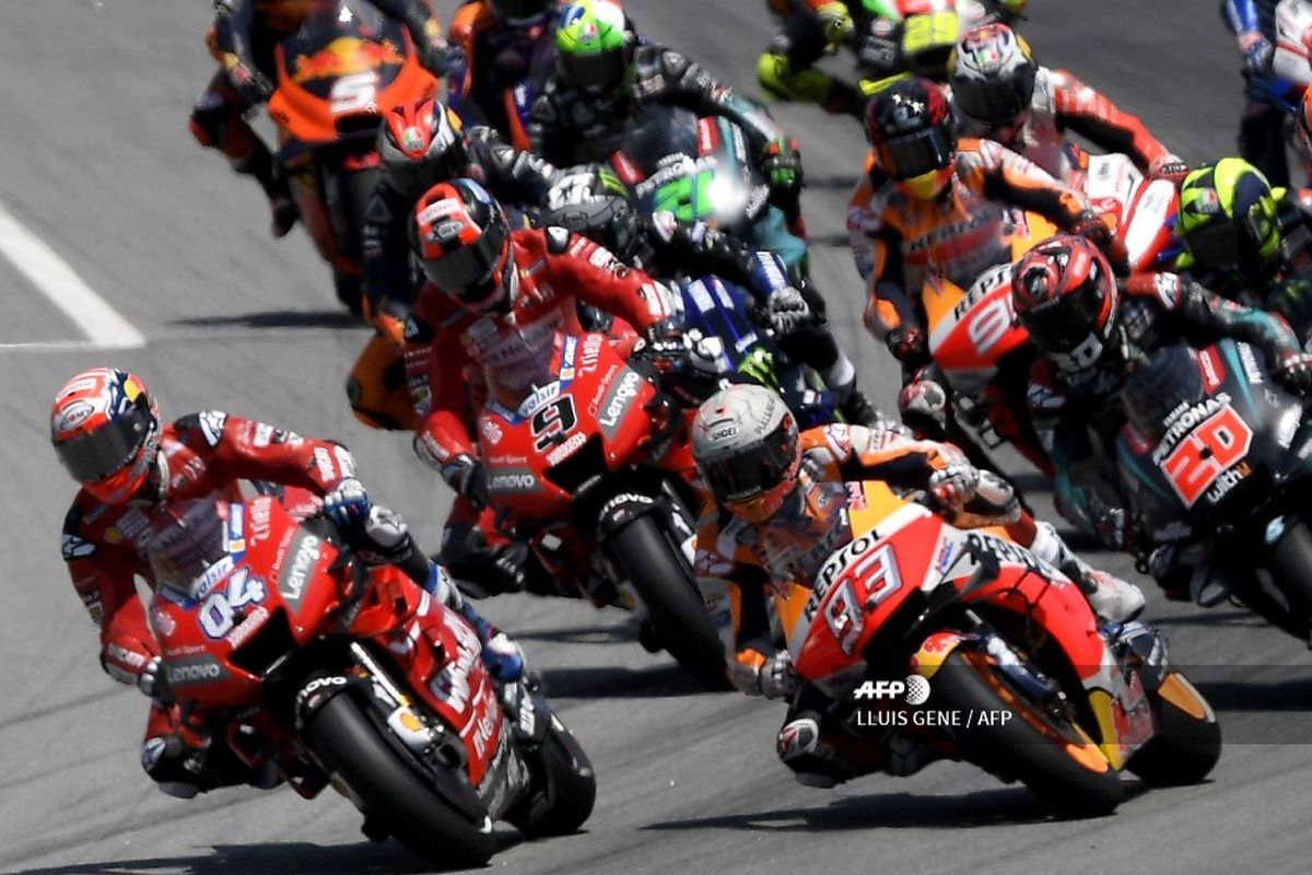 Sejumlah pebalap melaju seusai start MotoGP Catalunya, 16 Juni 2019. 