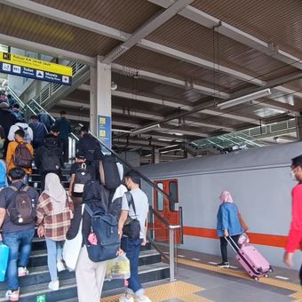 Penumpang Kereta Api Jarak Jauh di Stasiun Jatinegara, Jakarta Timur, Senin (23/1/2023).