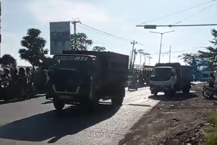 Pembatasan operasional angkutan barang. KOMPAS.COM/SLAMET PRIYATIN