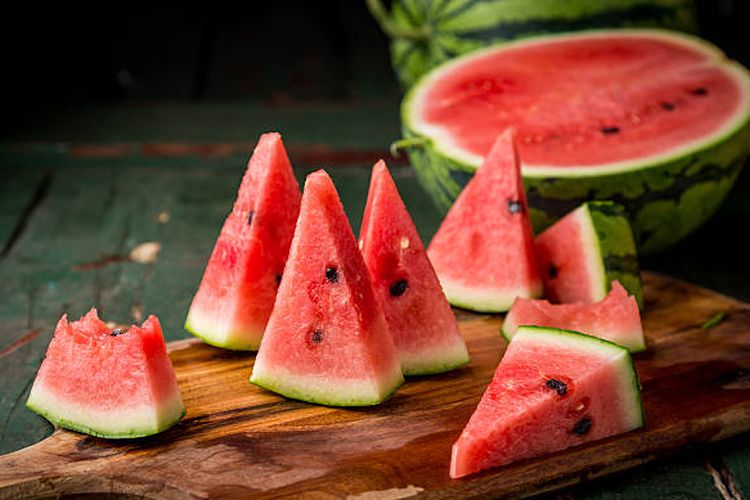 Ilustrasi buah semangka. Semangka tidak hanya buah kaya air, tapi sumber vitamin A dan C serta likopen. Buah ini memiliki manfaat, seperti mencegah dehidrasi dan hipertensi.