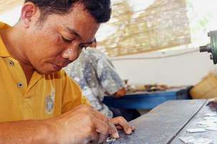 Perajin timah mengikis timah untuk dihaluskan di Museum Timah, Pangkal Pinang, Bangka Belitung, beberapa waktu lalu. Timah menjadi komoditas utama penggerak ekonomi masyarakat di Provinsi Bangka Belitung.