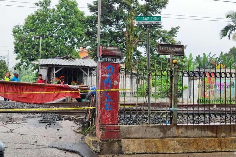 TKP angkot tertabrak KRL di pelintasan liar antara Stasiun Citayam-Depok, Jumat (16/6/2023).
