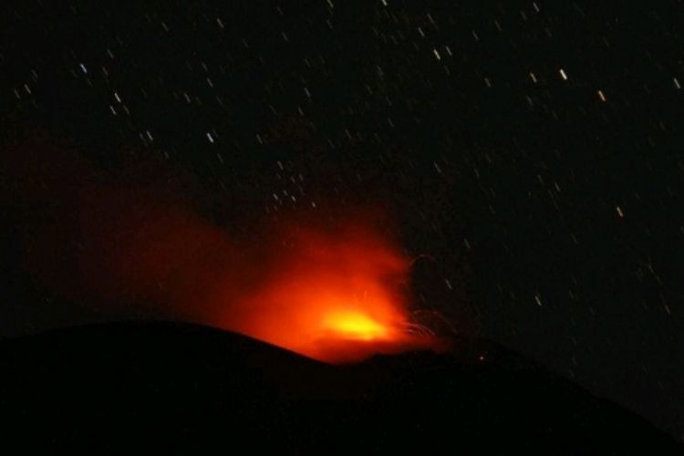 Foto: Gunung api Ile Lewotolok, Kabupaten Lembata, NTT, meletus, Jumat (8/4/2022). 