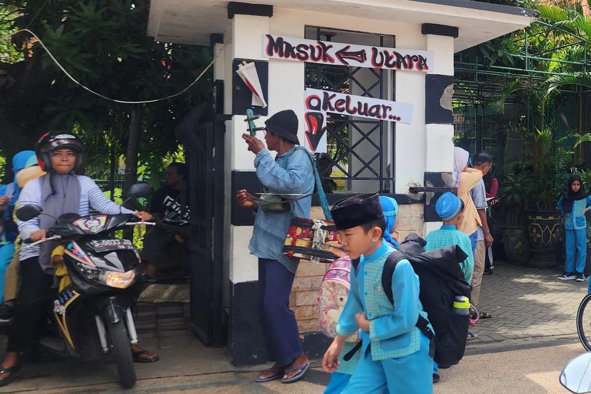 Abdul Sakrib, penjual arbanat 'rambut nenek' yang sabar menunggu pembeli di depan SD Negeri Pekuncen Kota Pasuruan, Jumat (10/01/2025).