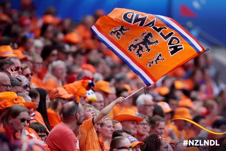 Para suporter Timnas Putri Belanda mengibarkan bendera saat mendukung tim mereka pada laga Piala Dunia Wanita 2019 kontra Selandia Baru di Stade Oceane, Le Havre, Selasa (11/6/2019).