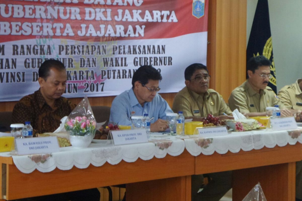 Plt Gubernur DKI Jakarta Sumarsono saat berkunjung ke Rutan Salemba untuk membahas penggunaan hak suara oleh warga binaan saat pilkada. Ketua KPU DKI Sumarno dan Ketua Kanwil Kemenkumham DKI Jakarta Endang Sudirman juga hadir pada pertemuan itu, Selasa (4/4/2017). 