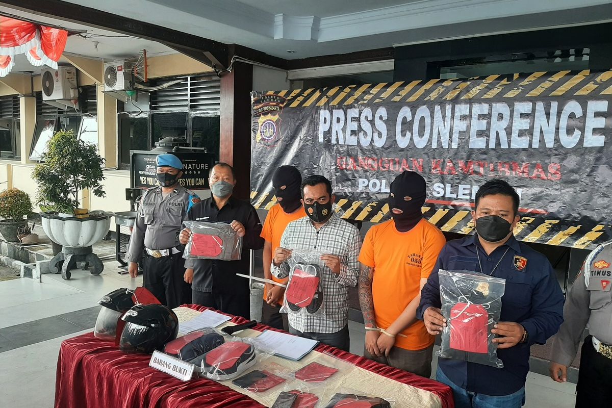 Dua orang pelaku penganiayaan Tri Fajar Firmansyah di sekitar Mirota Babarsari, Depok, Sleman, Senin (25/07/2022) malam saat dihadirkan dalam jumpa pers.