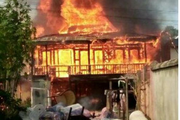 Rumah kos di jalan Ahmad Razak, lorong belakang kampus Akper Sawerigading, Kelurahan Binturu, Kota Palopo, Sulawesi Selatan, Selasa (01/02/2022) mengalami kebakaran pada pukul 07.00 Wita.