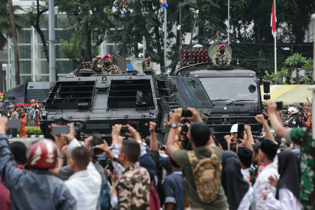 Parade kendaraan tempur dalam rangka perayaan HUT ke-77 TNI melintas di kawasan Bundaran Hotel Indonesia, Jakarta, Rabu (5/10/2022).