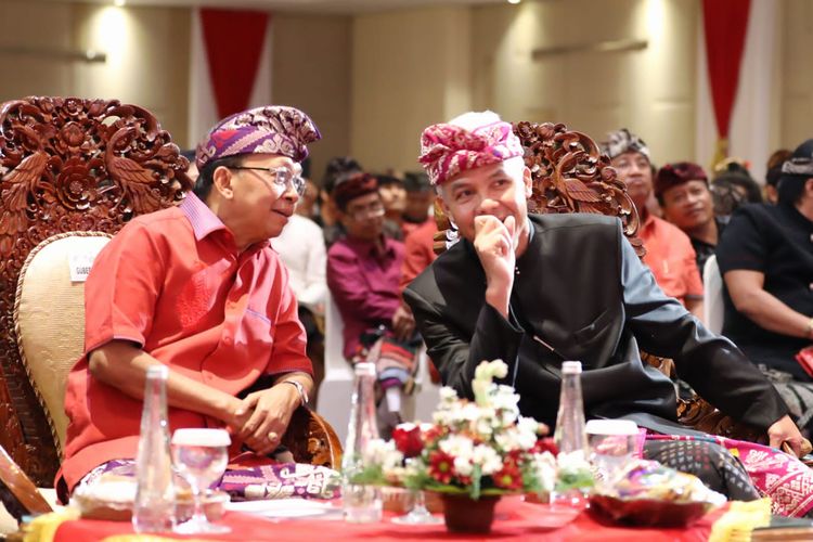 Gubernur Bali I Wayan Koster berbincang dengan Gubernur Jawa Tengah Ganjar Pranowo dalam acara penandatanganan nota kesepahaman bidang kesenian antara Jawa Tengah dan Bali, di Sanur, Bali, Jumat (16/6/2023).