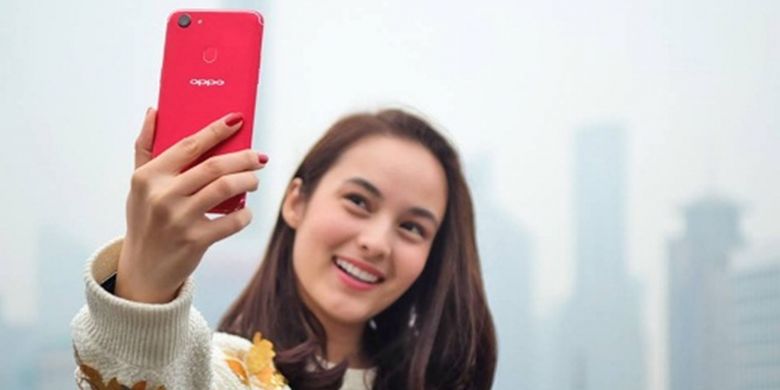 Chelsea Islan selfie menggunakan Oppo F5