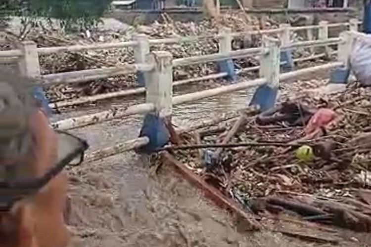 Tanggul penghalang sungai Cigede yang berada si Kampung Lamajang Peuntas, Desa Citeureup, Kabupaten Bandung, Jawa Barat jebol pada Minggu (24/11/2024) sore, akibatnya puluhan rumah di dua RW terdampak