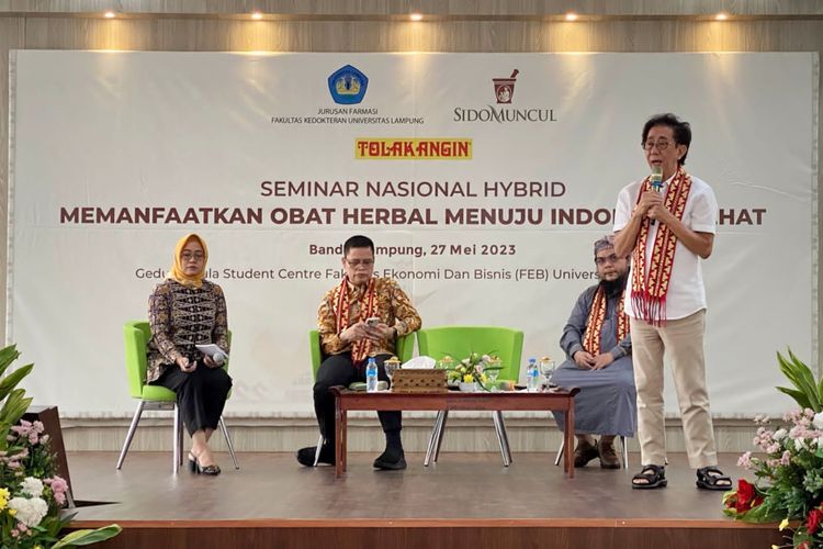 Direktur Sido Muncul Irwan Hidayat saat memaparkan materi dalam Seminar Herbal di Universitas Lampung, Sabtu (27/5/2023)