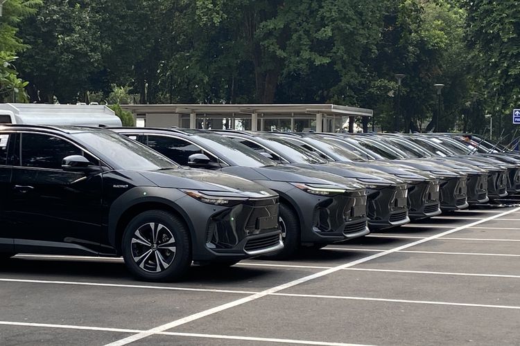 Puluhan Toyota bZ4x terparkir di area Parkir Timur Gelora Bung Karno (GBK), Senayan, Jakarta Selatan, pada Senin (14/10/2024).