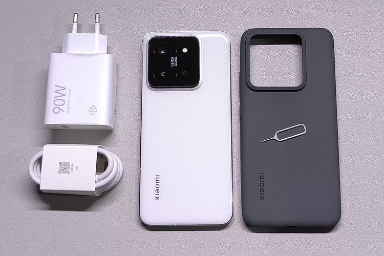 Aksesori pelengkap di kemasan Xiaomi 14 versi Indonesia di luar booklet, yakni charger 90 watt, kabel USB A ke USB C, sim card ejector tool, serta soft case berwarna hitam.