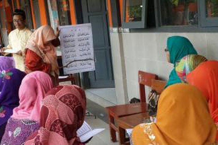 Guru Agama Islam di Kabupaten Pamekasan saat ikut uji kompetensi mengajar Al quran yang diselenggaran Badan Komunikasi Pemuda Remaja Masjid Indonesia (BKPRMI) Pamekasan.