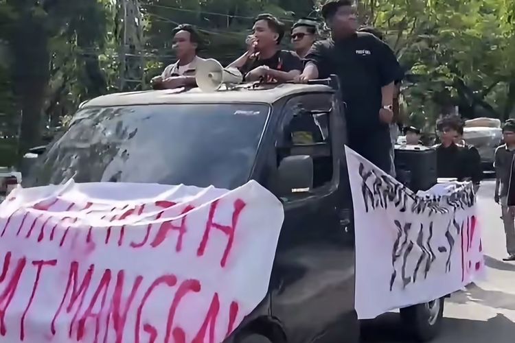 Protes Pemadaman Listrik Bergilir, Massa Serahkan Dua Karung Batu Bara ke PLN Banjarmasin