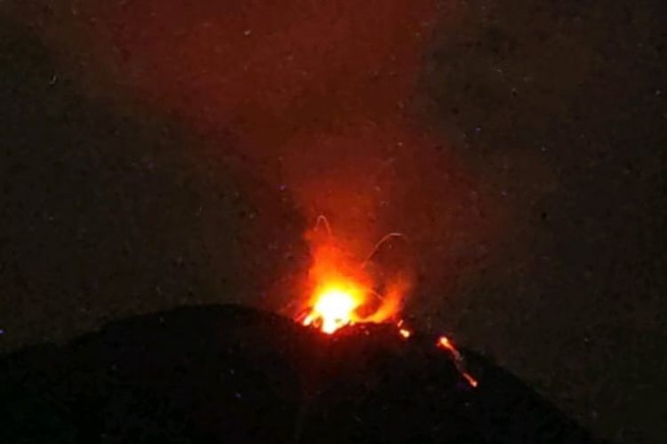 Foto: Gunung Ile Lewotolok di Kabupaten Lembata, Nusa Tenggara Timur (NTT) erupsi, Rabu (22/3/2023) malam.