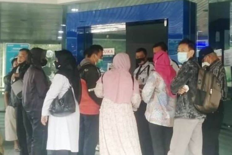 Sejumlah nasabah mendatang sebuah bank milik pemerintah cabang Cianjur untuk mempertanyakan uang tabungan mereka yang tiba-tiba raib, Senin (5/4/2021).