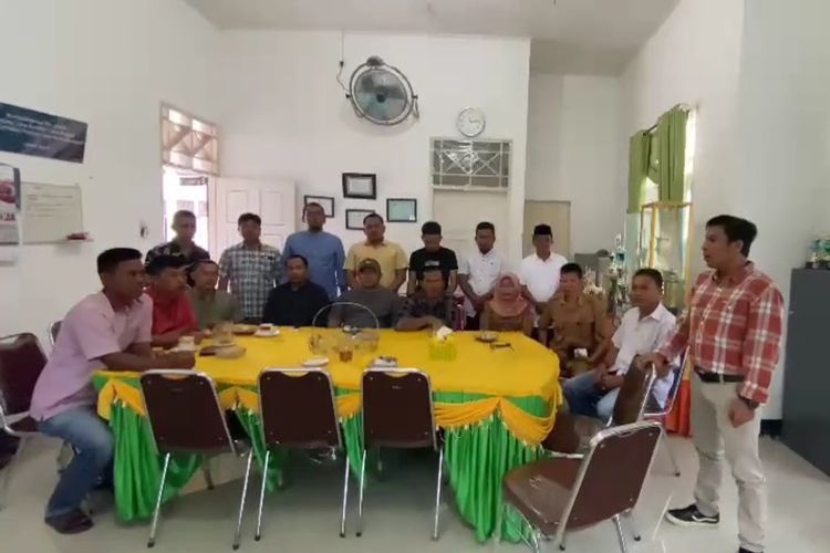 Camat, lurah dan kepala desa di Kecamatan Sayurmatinggi, Kabupaten Tapanuli Selatan, terang-terangan memberikan dukungan kepada calon gubernur nomor urut 1, Bobby Nasution dan calon bupati Tapsel nomor urut 1, Gus Irawan Pasaribu.