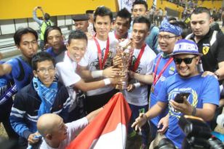 Para pemain Persib Bandung dan Walikota Bandung, Ridwan Kamil (pakai ikat kepala), larut dalam sukacita setelah mereka menjadi juara Indonesia Super League 2014. Di final, Jumat (7/11/2014) di Stadion Gelora Sriwijaya, Palembang, Persib mengalahkan juara bertahan, Persipura Jayapura, dengan skor 5-3 melalui adu penalti. Sebelumnya, kedua tim bermain imbang 2-2 selama waktu normal dan perpanjangan.