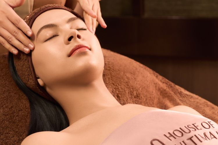 Facial di House of Ultima II di Plaza Indonesia menggunakan produk  Clear White Supreme Series.