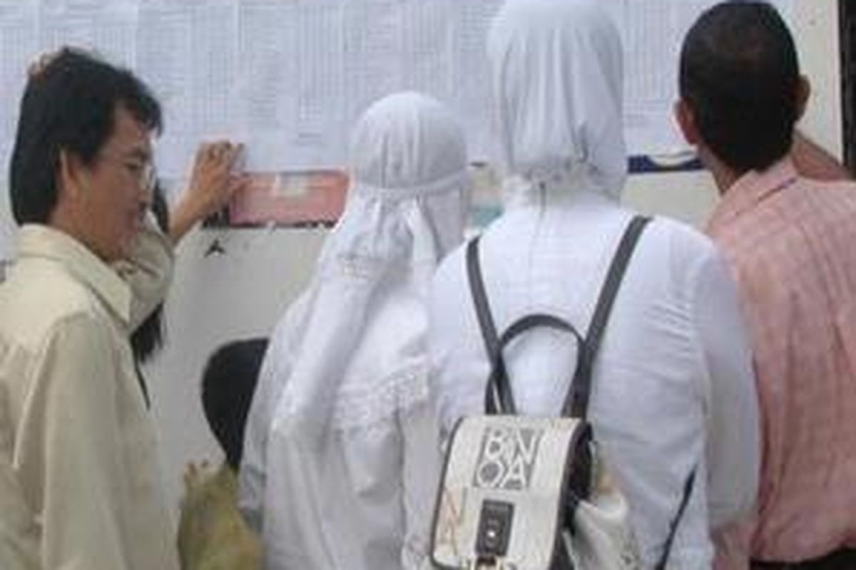 Ilustrasi: Dinas Pendidikan berpegang pada prinsip mudah, lancar, transparan, akuntabel, tersalurkan sesuai daya tampung, dan tidak dipungut biaya, yang dituangkan dalam Peraturan Bupati Bogor Nomor 32 Tahun 2010 tentang Penerimaan Peserta Didik Baru (PPDB).