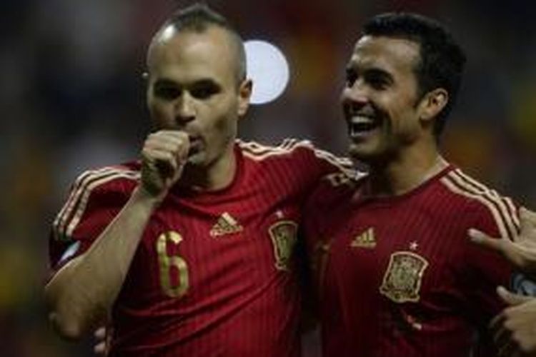 Gelandang tim nasional Spanyol, Andres Iniesta (kiri), merayakan golnya ke gawang Slovakia pada kualifikasi Piala Eropa di Stadion Nuevo Carlos Tartiere, Sabtu waktu setempat atau Minggu (6/9/2015) dini hari WIB.