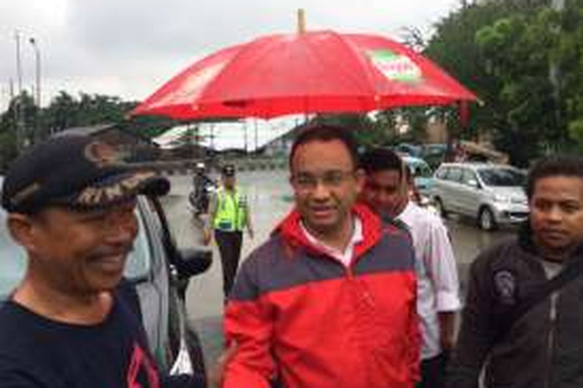 Bakal calon gubernur DKI Jakarta, Anies Baswedan, mendatangi Kampung Kerapu di Jalan Kerapu, Pademangan, Jakarta Utara, Minggu (23/10/2016). 