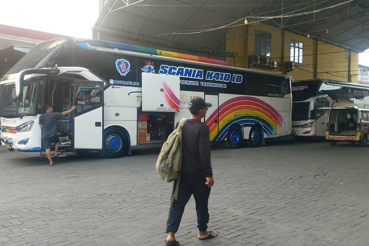 Seorang penumpang sedang berjalan di area loket bus Putra Pelangi Perkasa di Jalan Sunggal, Kota Medan, Selasa (19/8/2025).