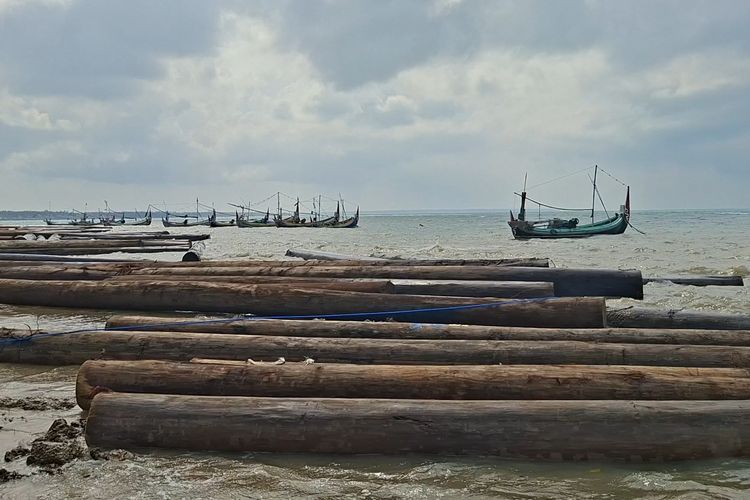 Evakuasi 400 Lebih Kayu Gelondongan di Sumenep Terkendala Cuaca dan Teknis