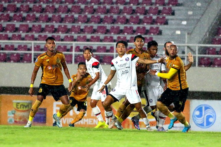 Pemain Arema FC Renshi Yamaguchi siap berduel dengan pemain Bhayangkara FC Anderson Salles saat pertandingan pekan ke-17 Liga 1 2022-2023 di Stadion Manahan Solo, Jumat (23/12/2022) malam.