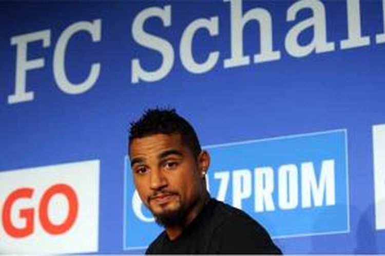 Kevin-Prince Boateng memberikan keterangan pers, Jumat (30/8/2013), setelah dia resmi menjadi pemain Schalke 04. 