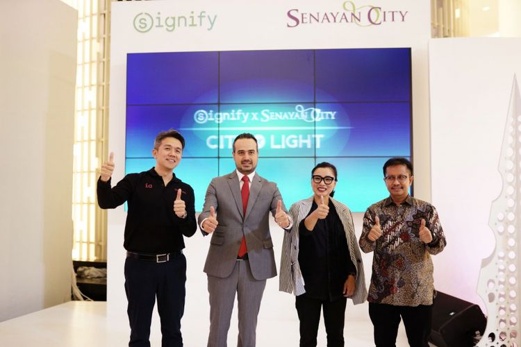 Tim Signify di Indonesia, General Manager of Leasing & Marketing Communications Senayan City, dan Plt. Direktur Ekonomi Digital Kementerian Komunikasi dan Informatika, Nizam Waham, mengumumkan pembukaan pameran ?City of Light?