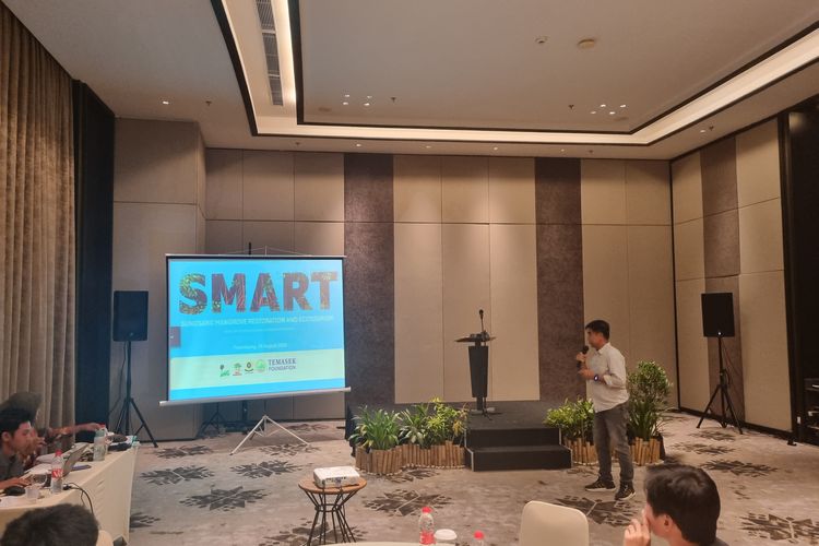 Country Director Center for International Forestry Research-World Agroforestry (CIFOR-ICRAF) Indonesia Programme Herry Purnomo memaparkan program Sungsang Mangrove Restoration and Ecotourism (SMART) di Palembang, Sumatera Selatan, Selasa (28/8/2024).